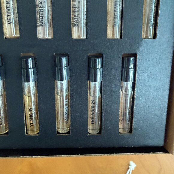 Le Labo Discovery Fragrance Set with 17 Scents - Picture 5 of 8